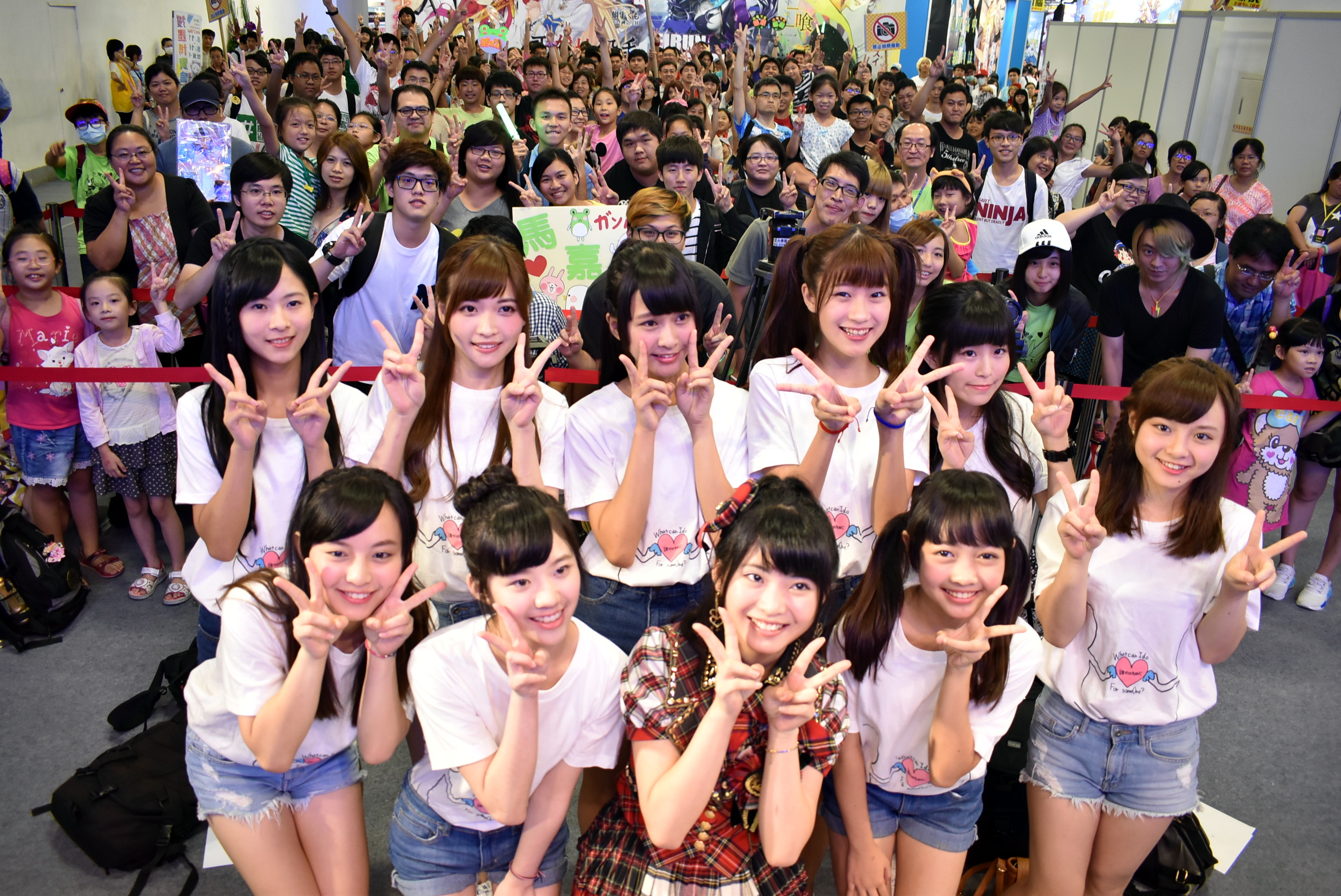 AKB馬嘉伶與AKB48台灣研究生們，和台下粉絲們的合照